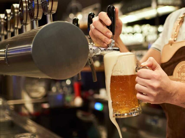 Nejvíc se Češi po rozvolnění těší do hospody  na pivo s přáteli
